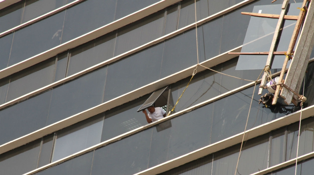Obreros se salvan de morir tras dañarse el andamio y quedar colgando durante 10 minutos a 11 pisos de altura