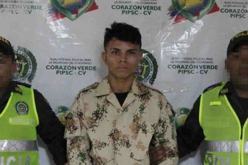 La Policía sorprende a hombre que se hacía pasar por militar