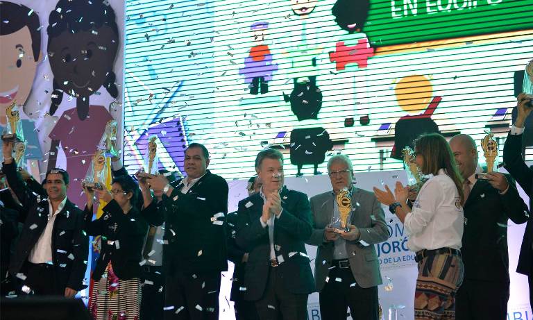 Presidente anuncia plan de incentivos para colegios públicos que cumplan meta de calidad educativa