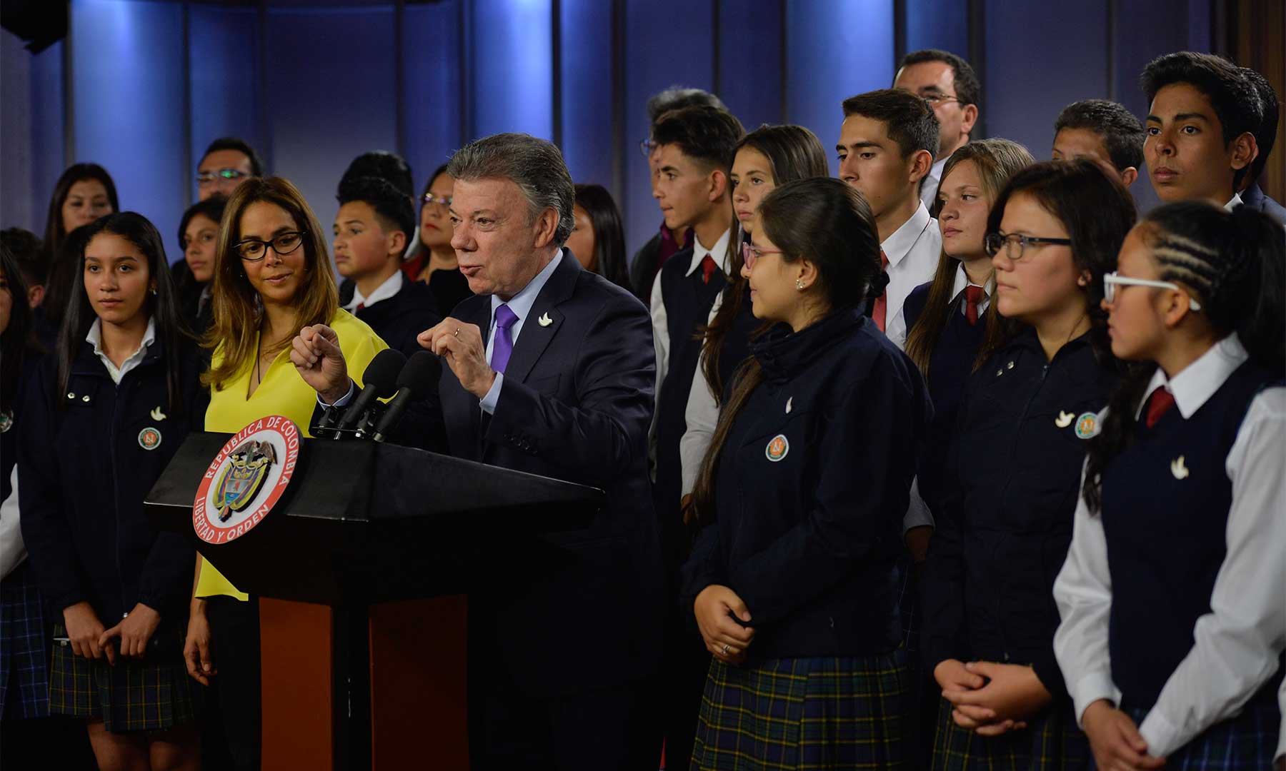 Gobierno premia a 34 Colegios de 15 departamentos con Campos de Bilingüismo