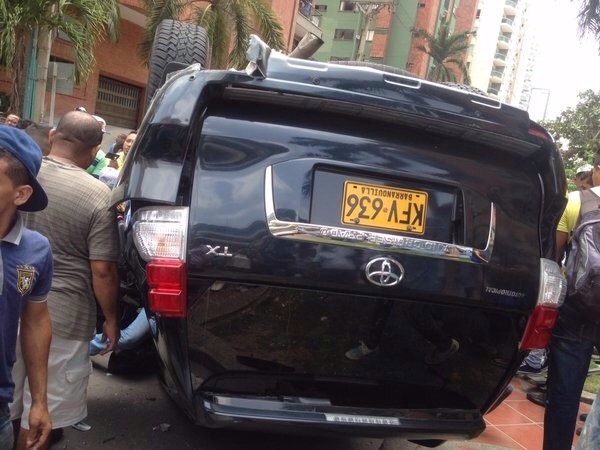 Camioneta blindada se volcó tras chocar con un taxi, en el norte de Barranquilla