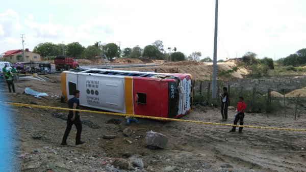 Una persona muerta y 8 heridas al volcarse buseta de Torcoroma en la variante de Sabanagrande
