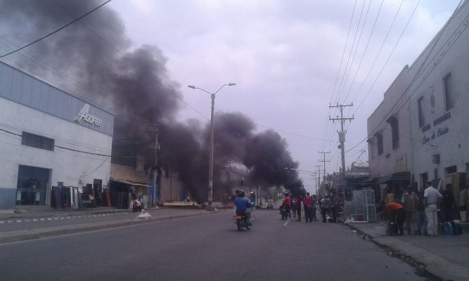 Continúan protestas y cierres de vías en diferentes sectores de Barranquilla por falta de luz