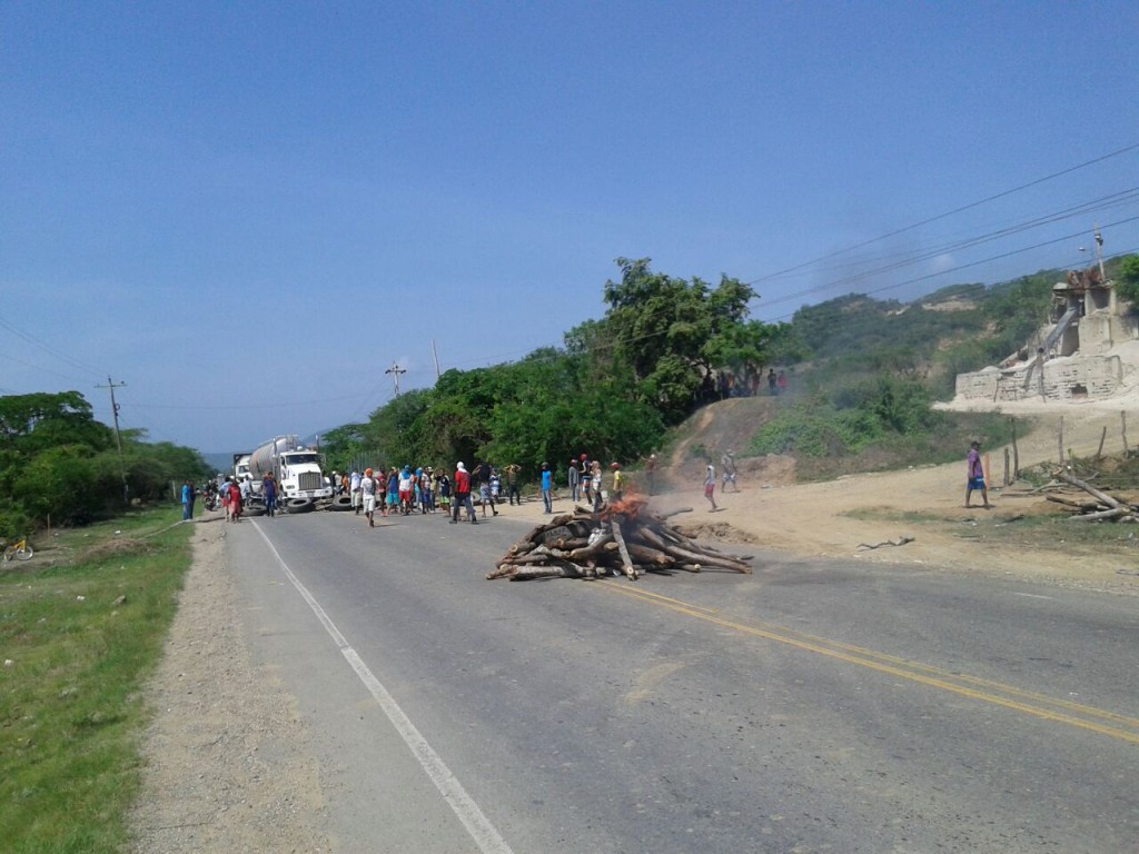 Disturbios en Arroyo de Piedra, Luruaco, tras muerte de niño de 12 años, al parecer agredido por el Esmad durante desalojo