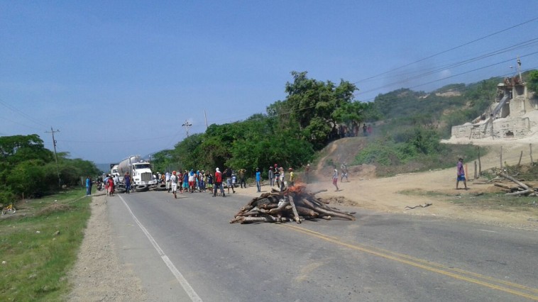 Disturbios en Arroyo de Piedra, Luruaco, tras muerte de niño de 12 años, al parecer agredido por el Esmad durante desalojo