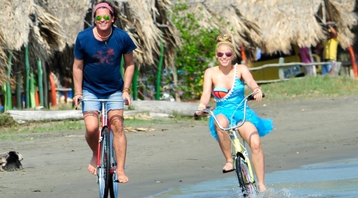 May19-shakiraycarlosenbicicleta