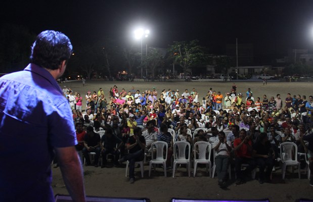 Alcalde Char entregó iluminación de la cancha del barrio El Carmen