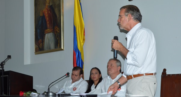 Gobernador es autorizado para construir 50 nuevos colegios y contratar operador de licores