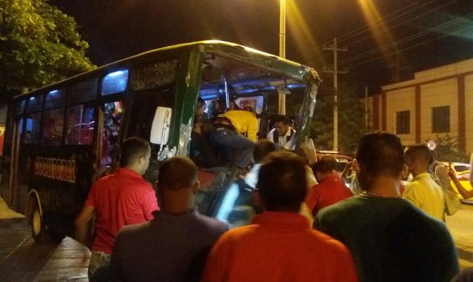 20 heridos en choque de buseta de Coolitoral y una volqueta en la vía 40