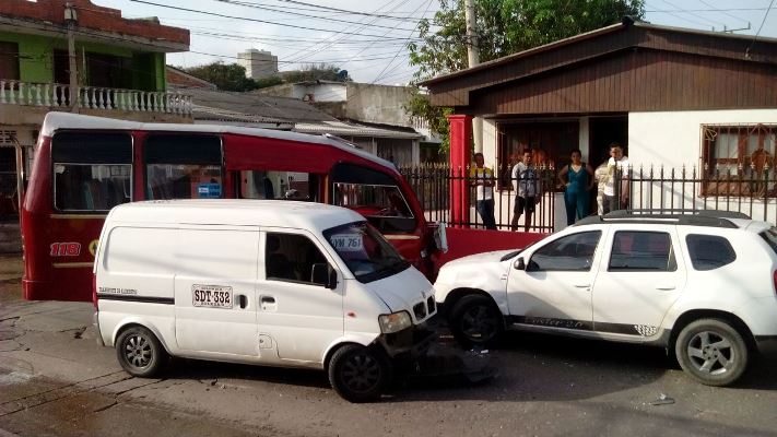6 personas resultaron heridas en triple choque en San Isidro