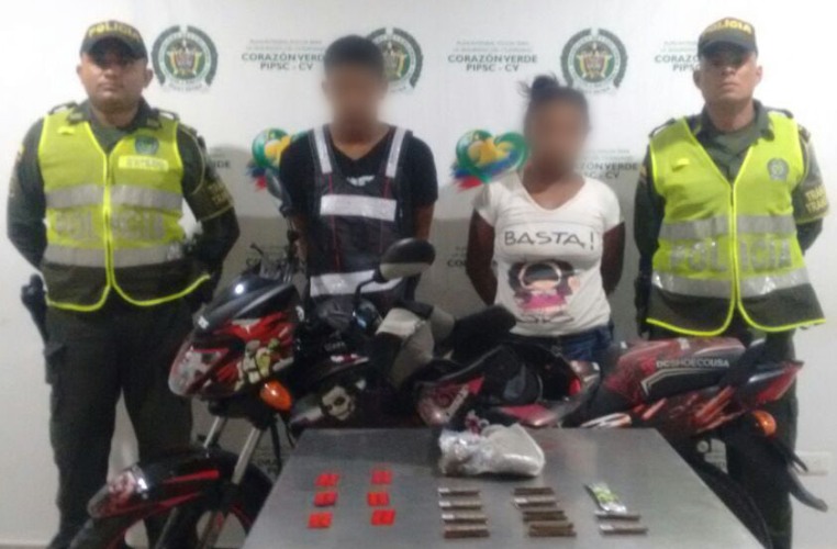 Capturada pareja que transportaba droga en una motocicleta, camuflándola en el forro del casco de protección