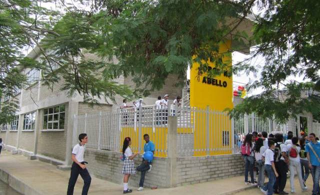“Electricaribe resolvió problema eléctrico que afectó al barrio, pero al colegio lo dejó sin luz”, denuncia rectora del Jorge N. Abello