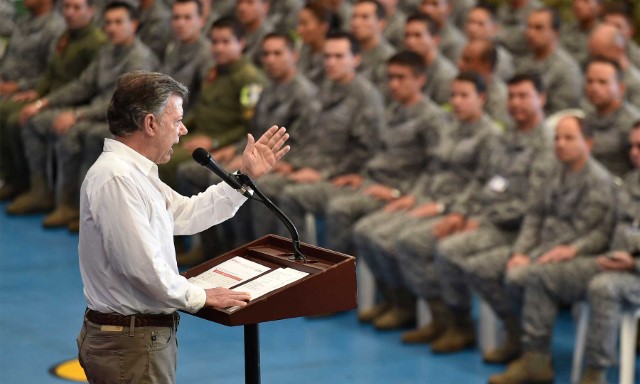 Presidente Santos lamenta accidente de helicóptero del Ejército Nacional con 17 militares