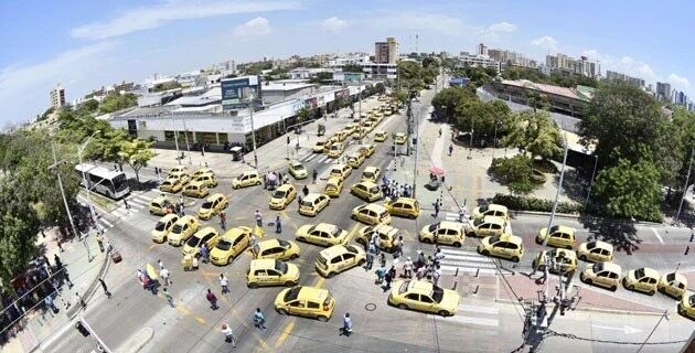 Traumatismos y suspensión del servicio de Transmetro durante más de 3 horas por bloqueos de taxistas