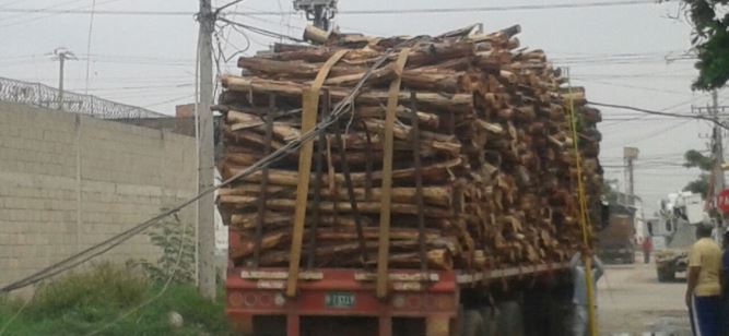 Vehículo de carga tumbó poste de energía en el barrio Villanueva