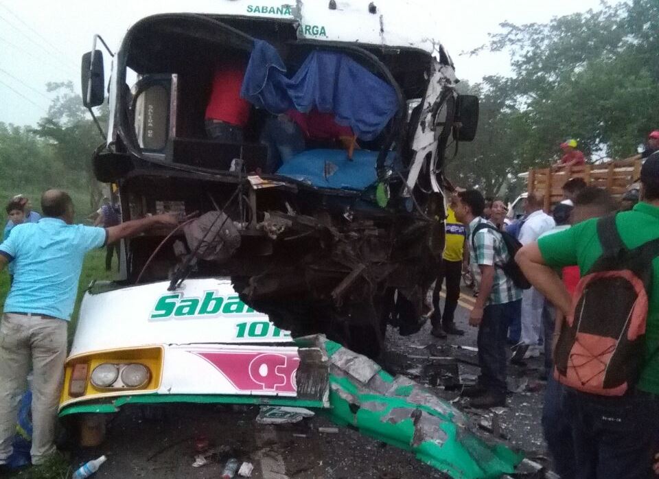 Bus choca con tractomula en La Cordialidad: 25 personas heridas