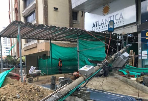 Lluvias y excavaciones ocasionan la caída de 5 postes en el norte