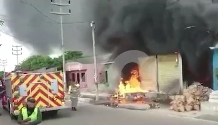 Millonarias pérdidas por incendio en bodega de productos de aseo, en Las Nieves