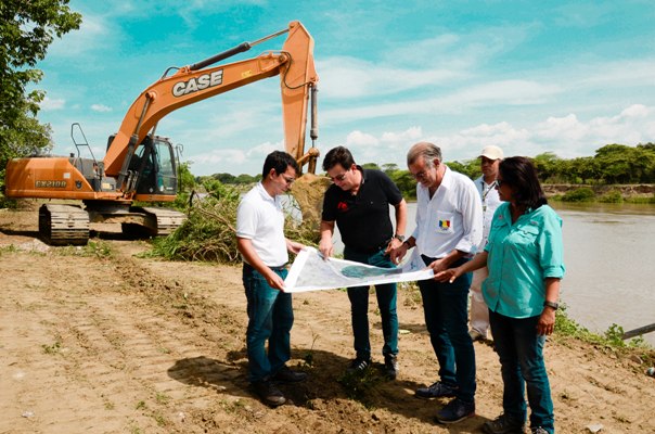 Llegó maquinaria a Santa Lucia para iniciar obras de mitigación de riesgo en las murallas