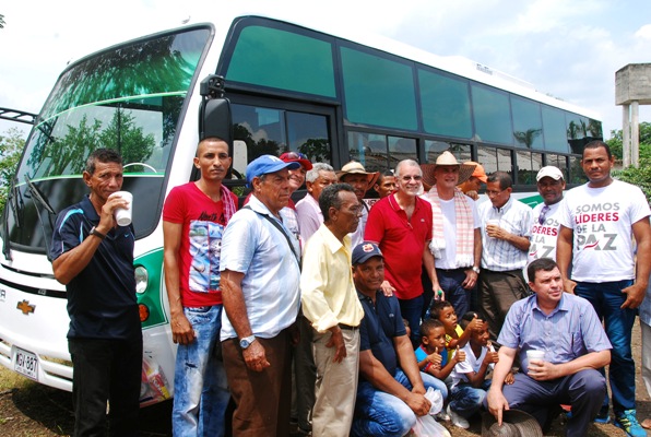 Entrega de bus a campesinos de Santa Lucía (4)