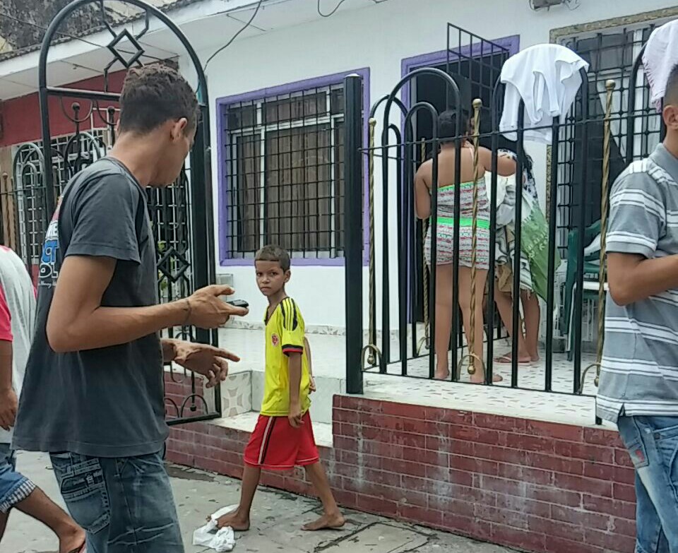 Mujer resultó herida al parecer por policías que ingresaron a vivienda, durante persecución en San Roque