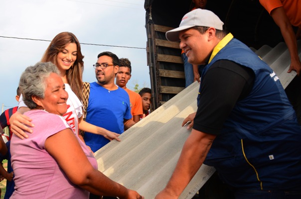 La reina Marta 'Tica' Martínez acompañó a los afectados por el vendaval en Sabanalarga