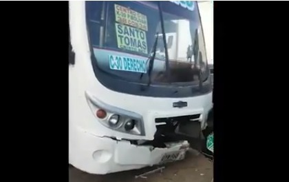 5 heridos al estallarse la llanta delantera de bus intermunicipal en la Oriental