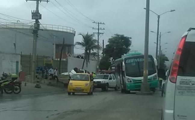 2 heridos deja triple choque en la vía 40