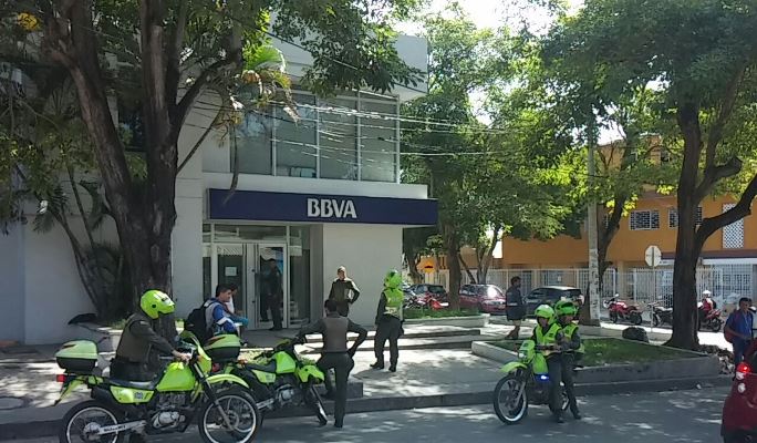 Delincuentes intentan asaltar sucursal bancaria en Los Andes, se enfrentan a la Policía, 2 capturados