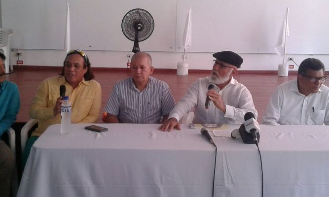 Bernardo Hoyos denuncia que su familia fue objeto de incursión de hombres armados en el departamento de Antioquia