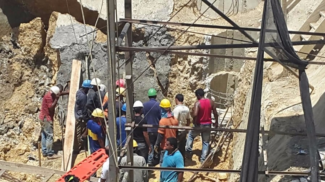 Por más de una hora obrero quedó atrapado por alud de tierra en una construcción del norte de Barranquilla