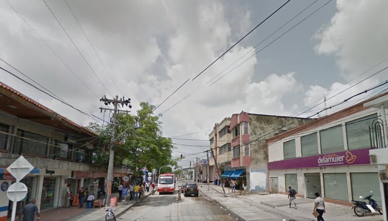 Dentro de un almacén en Soledad, fleteros roban $8 millones a una mujer