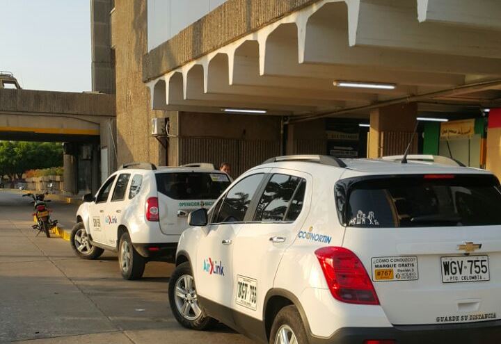 Denuncian operación de flota de camionetas que prestan servicio de taxi en el aeropuerto Ernesto Cortissoz