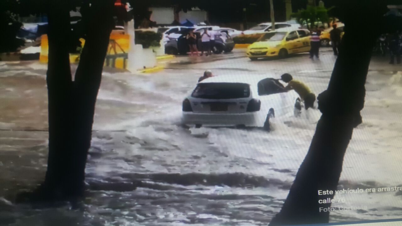 Emergencias en diferentes sectores de Barranquilla por aguacero, un hombre fue arrastrado por arroyo de la 21