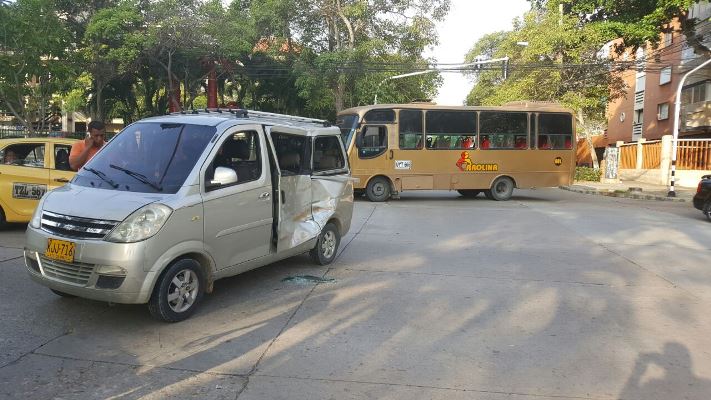 Volcada van escolar con 6 niños al chocar con buseta de La Carolina