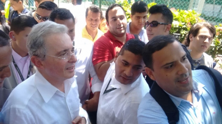 «Fuera, fuera, fuera»: estudiantes de Uninorte abuchearon a Uribe