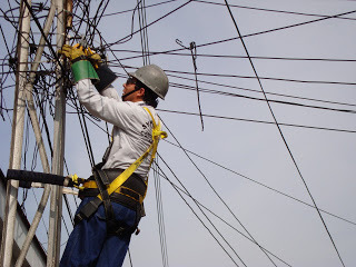 Tras instalación de red telefónica, trabajador de Metrotel sufre descarga eléctrica