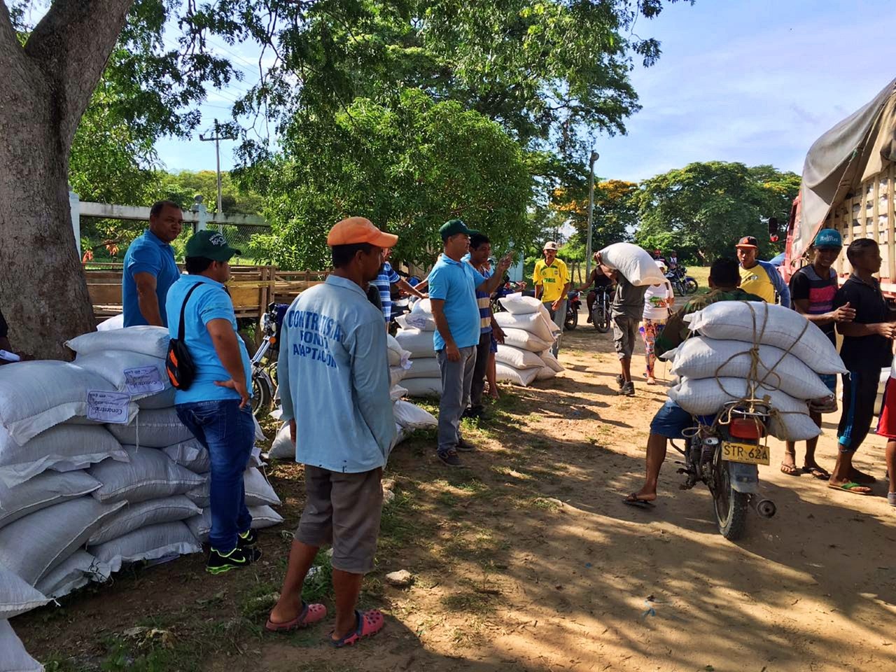 Gobernación entregó concentrado a 5.107 campesinos del Atlántico