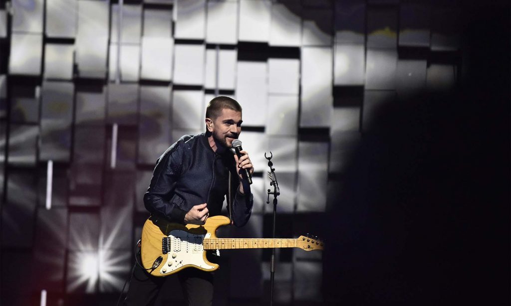 El cantante colombiano Juanes participó, interpretando varios de sus éxitos, en el Concierto del Premio Nobel de Paz, en homenaje al Presidente Juan Manuel Santos.