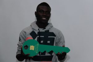 Bogotá. Febrero 16 de 2017. El medallista olímpico Yuberjen Martínez recibió las llaves de su futura casa por parte de constructora Bolívar. (Colprensa - Diego Pineda)