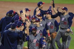 MAN55 LOS ÁNGELES (ESTADOS UNIDOS) 22/03/2017.- Jugadores de la selección estadounidense celebran su victoria durante la semifinal de la cuarta edición del Clásico Mundial de Béisbol entre EE.UU. y Japón celebrada en Los Ángeles, California, Estados Unidos ayer, 21 de marzo de 2017. EFE/Paul Buck