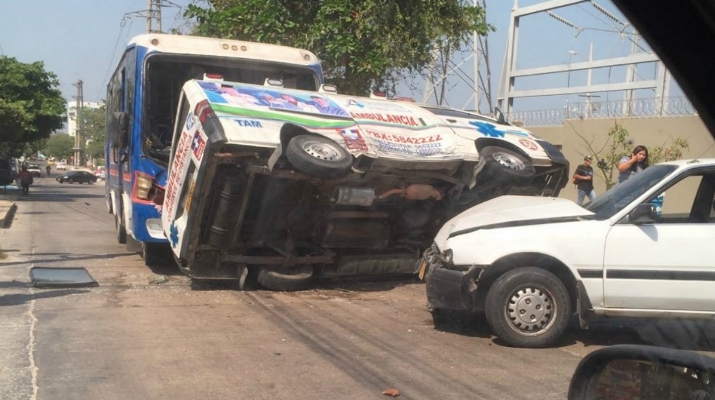 Triple choque: ambulancia se vuela la escuadra y fue embestida por una ...