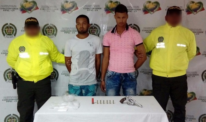 2 capturados con droga y un revólver hurtado a la Escuela de Policía ...