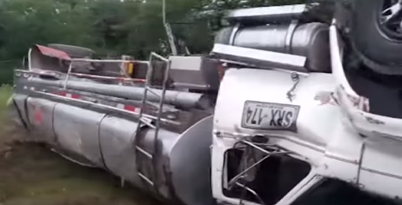 Camión cisterna cargado de gasolina se volcó en la vía Cascajal-Leña: un herido