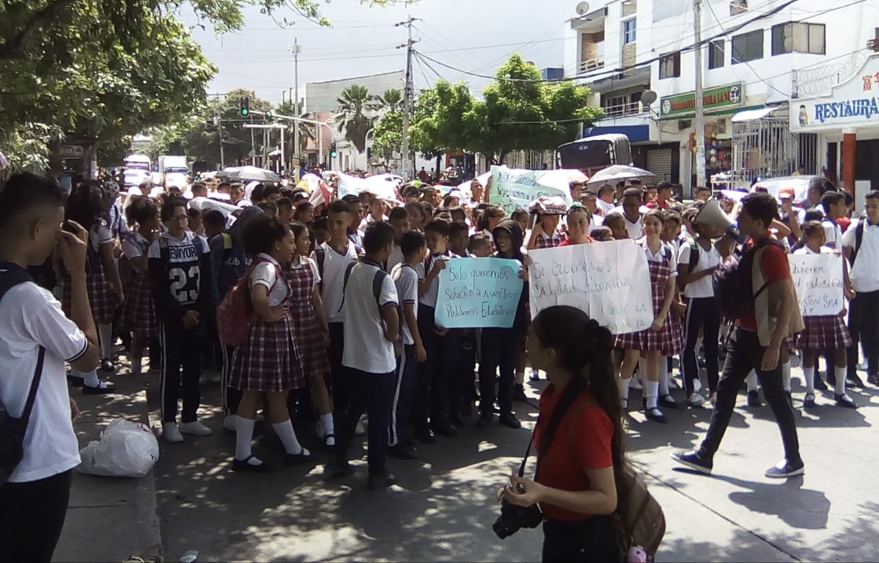 Estudiantes de la IED Simón Bolívar protestan por las malas condiciones locativas del colegio