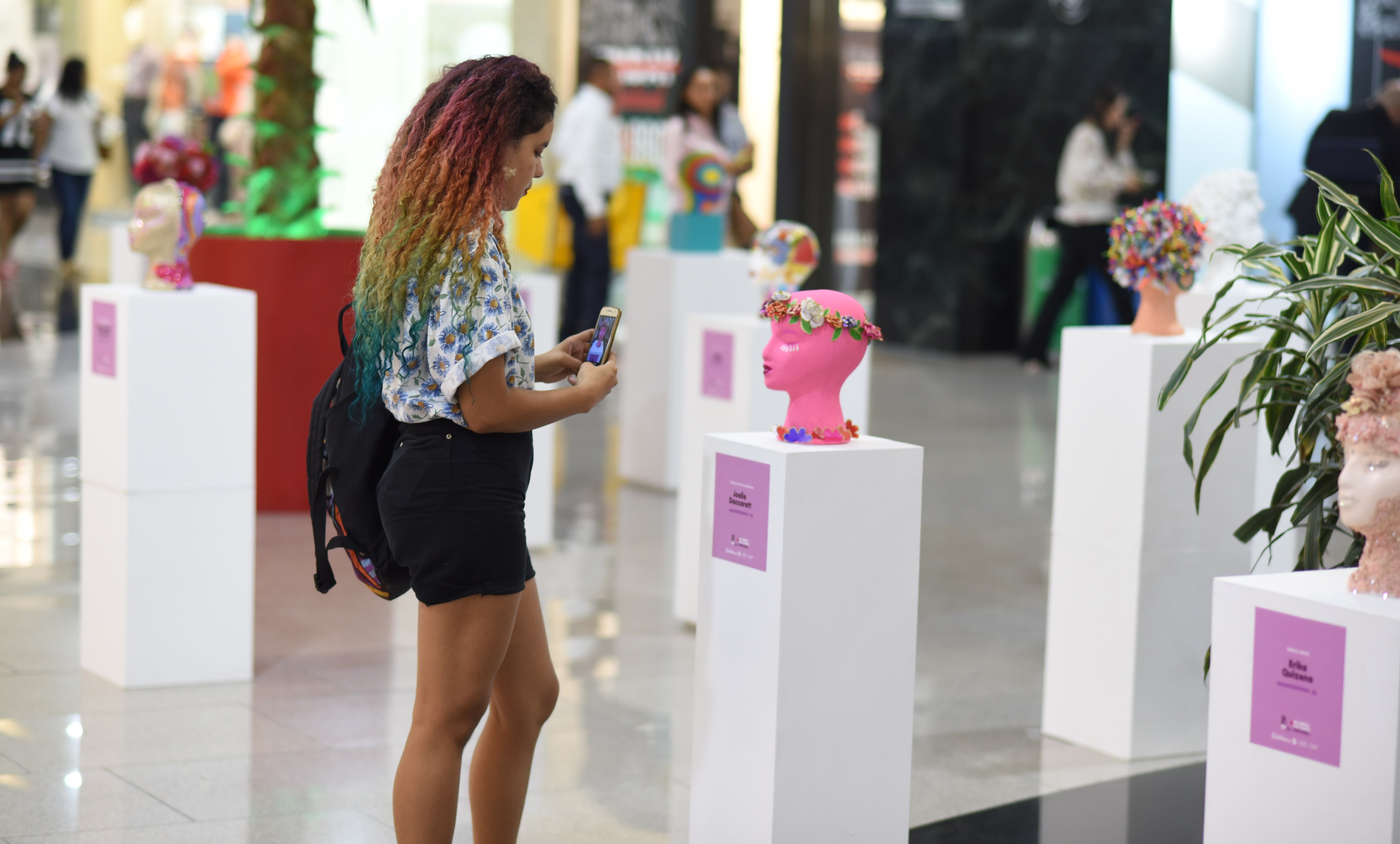 Continúa la exposición itinerante ‘sin hebras’, pero con ilusión: mujeres que inspiran en prevención de cáncer de mama