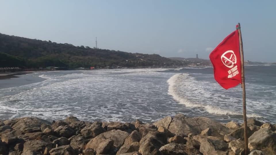 Se mantienen restricciones a bañistas en playas de Puerto Colombia por fuerte oleaje: 57 personas han sido rescatadas este año