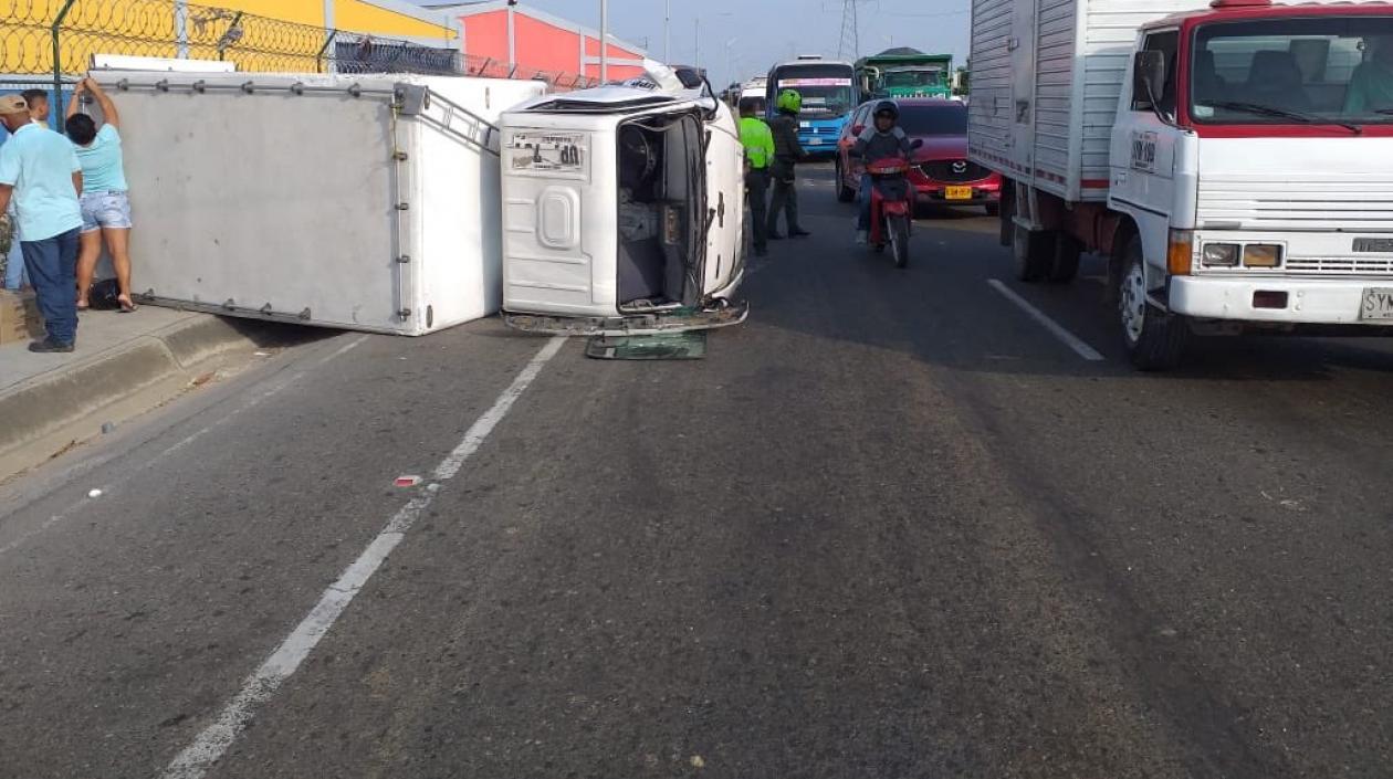 Camión terminó volcado en la Circunvalar