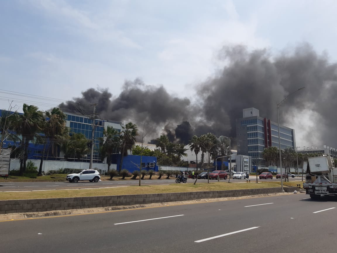 Bomberos controlaron incendio en una planta del grupo Tecnoglass