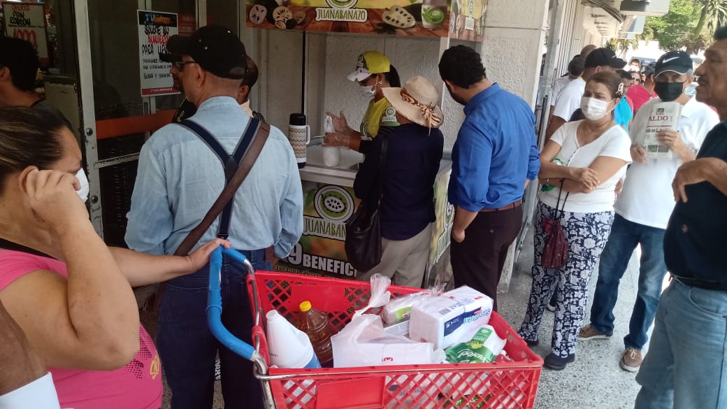 Se registran filas para ingresar a supermercados en Barranquilla para cumplir con restricciones